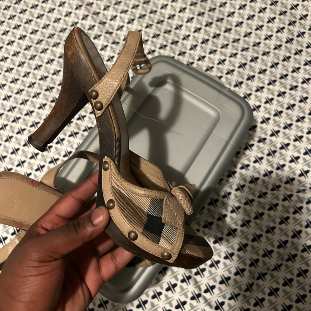 Vintage Burberry heels (100% Authentic) - Picture 4 of 7